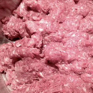 Острое мясо чили на листьях салата