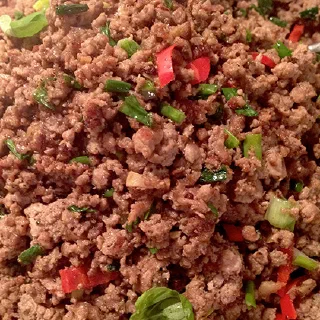 Острое мясо чили на листьях салата