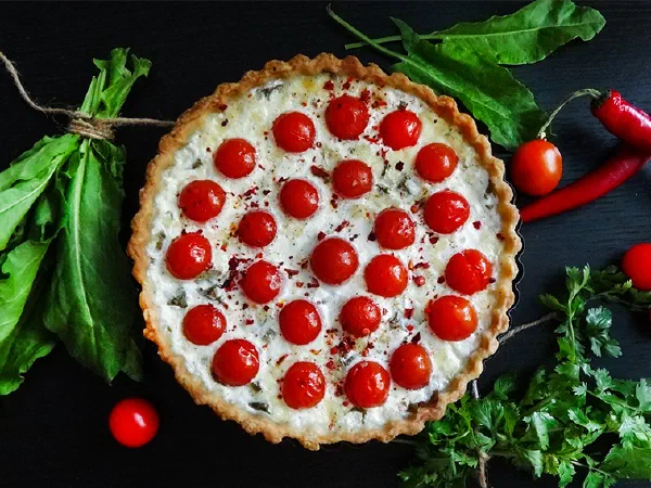 Открытый пирог со щавелем, молодым сыром и помидорами (Sorrel, Cheese, Tomato Pie)