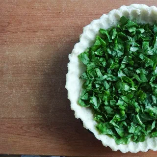 Открытый пирог со щавелем, молодым сыром и помидорами (Sorrel, Cheese, Tomato Pie)