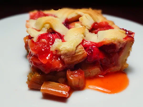 Пирог с ревенем и клубникой (Rhubarb and Strawberry Pie)