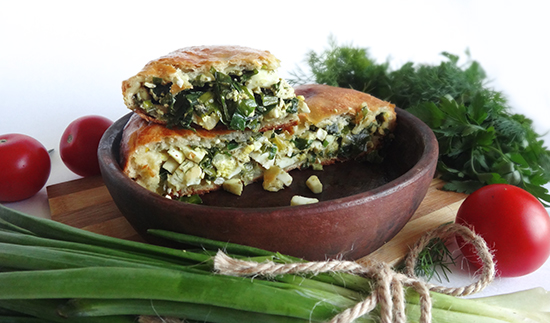 Пирог с черемшой, яйцами на кеци