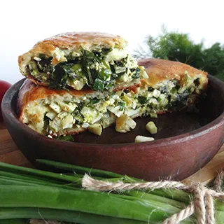 Пирог с черемшой, яйцами на кеци (Wild Garlic and Eggs Pie in Ketsi)