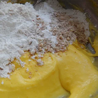 Пирог с цветами акации и миндалем (Acacia Flowers and Almond Cake)