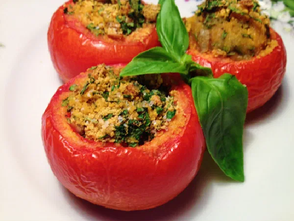 Помидоры с чесноком, петрушкой и сухариками