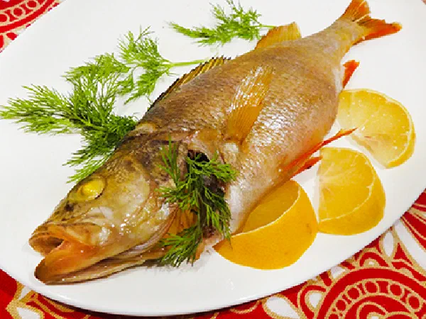 Речной окунь запеченный в чешуе (River Bass Baked in Scales)