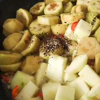Релиш из фейхоа к запеченной свиной грудинке (Feijoa Relish and Roasted Pork Belly)
