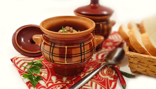 Русское жаркое в горшочках: свиные рёбрышки, разварной картофель