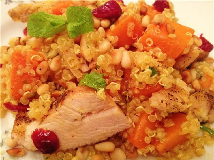 Салат из тыквы с курицей и киноа