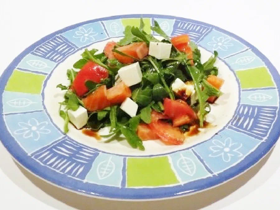 Салат с форелью и рукколой