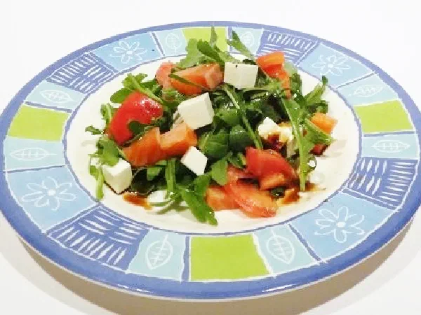Салат с форелью и рукколой