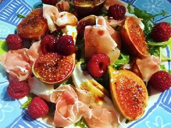 Салат с инжиром, прошутто и малиной