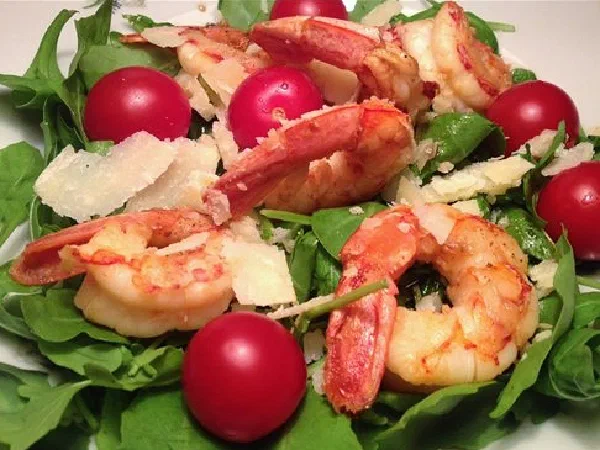 Салат с креветками, рукколой и черри