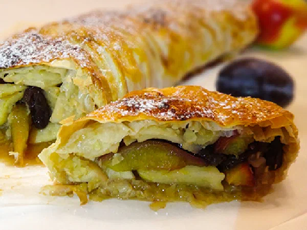 Штрудель из теста фило с яблоками и сливами (Strudel of Filo Pastry)