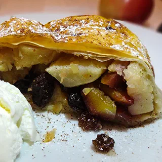 Штрудель из теста фило с яблоками и сливами (Strudel of Filo Pastry)
