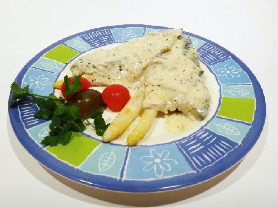 Сибас, соус из горгонцолы и хрустящая спаржа