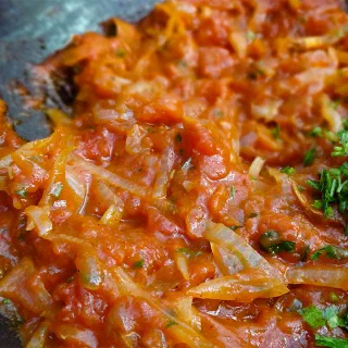 Скачча рагузана с луком, томатами и моцареллой (Scaccia – Scacce Ragusane)