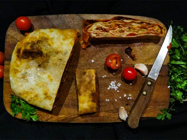 Скачча рагузана с луком, томатами и моцареллой (Scaccia – Scacce Ragusane)