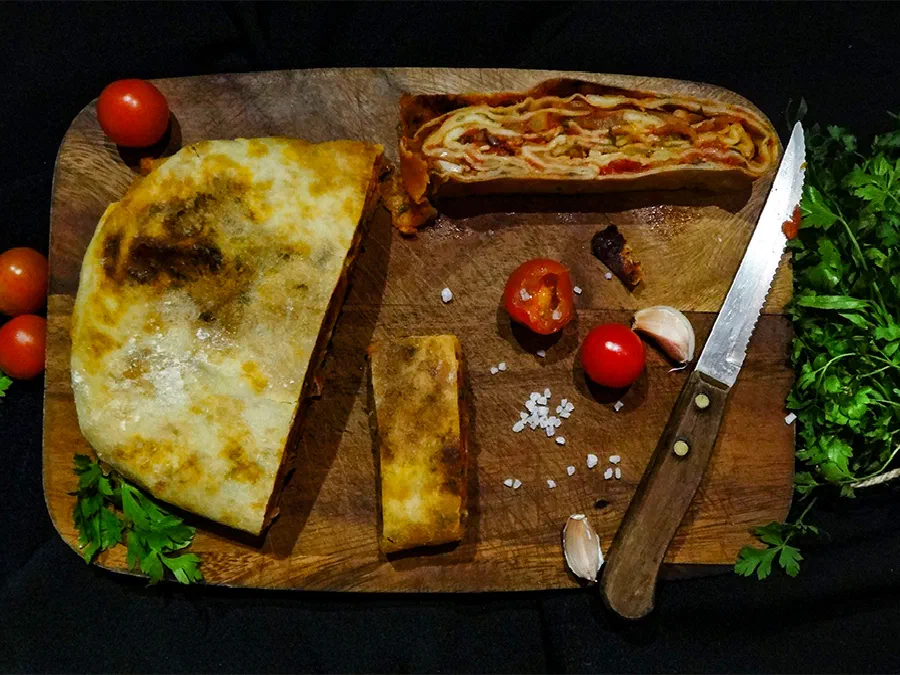 Скачча рагузана с луком, томатами и моцареллой (Scaccia – Scacce Ragusane)
