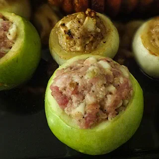 Свиная грудинка с фаршированными яблоками и луком (Pork Belly with Stuffed Apples and Onions)