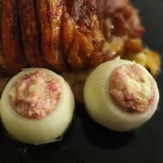 Свиная грудинка с фаршированными яблоками и луком (Pork Belly with Stuffed Apples and Onions)