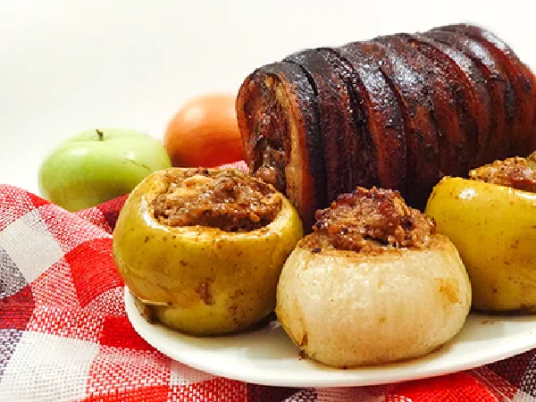 Свиная грудинка с фаршированными яблоками и луком (Pork Belly with Stuffed Apples and Onions)