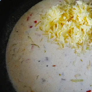 Сырный суп в хлебном горшочке (Cheese Soup in Bread Bowl)