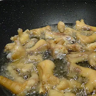 Тигровые куриные лапки по-сычуаньски (Chicken Feet Szechuan Style)