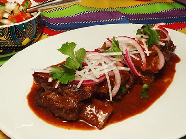 Тушёные говяжьи рёбрышки (Braised Beef Short Ribs – Costilla de Res con Pico de Gallo)