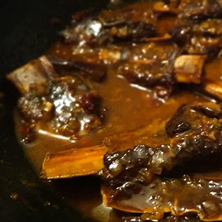 Тушёные говяжьи рёбрышки (Braised Beef Short Ribs – Costilla de Res con Pico de Gallo)