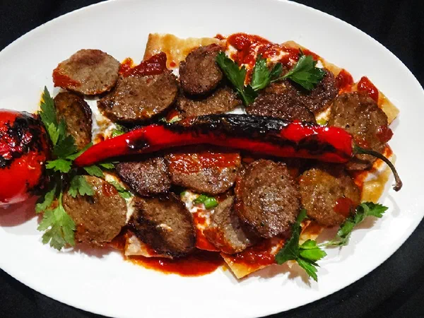 Усулу Искандер кебаб из рубленого мяса (Usulu Iskender Kebab)