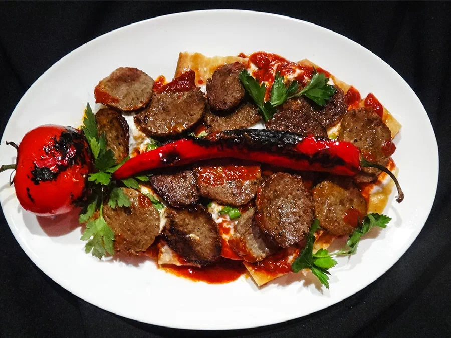 Усулу Искандер кебаб из рубленого мяса (Usulu Iskender Kebab)