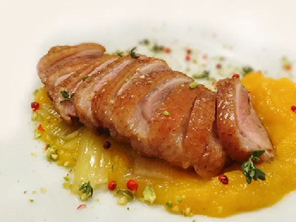 Утиная грудка с пюре из манго и пореем (Duck Breast with Mango Puree and Leek)