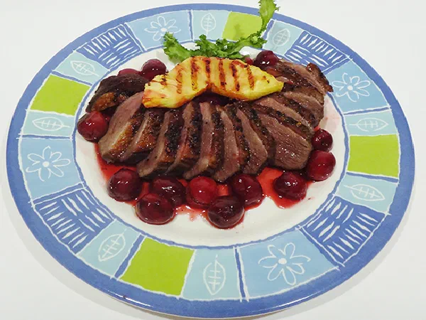 Утиная грудка с вишневым соусом и ананасом