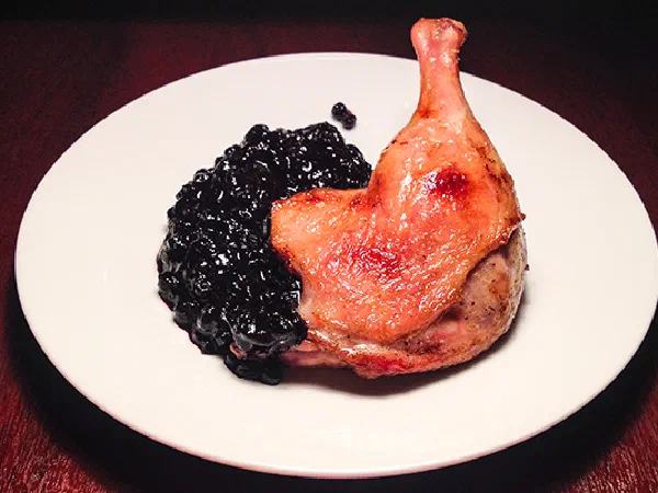 Утиные ножки с черничным соусом (Duck with Blueberry Sauce)