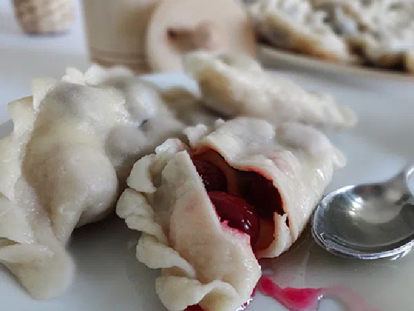 Вареники с вишней и тютиной (Cherry and Mulberry Vareniki) 