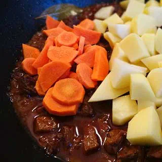 Венгерский Гуляш с чипетке (Hungarian Goulash Soup – Guly?sleves)