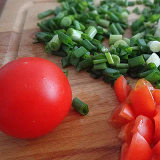 Яичница глазунья с зелёным горошком (Sunny Side Up Eggs with Green Peas)