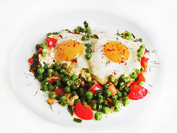 Яичница глазунья с зелёным горошком (Sunny Side Up Eggs with Green Peas)