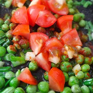 Яичница глазунья с зелёным горошком (Sunny Side Up Eggs with Green Peas)