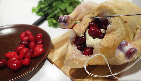 Фаршируем курицу кизилом и сыром сулугуни