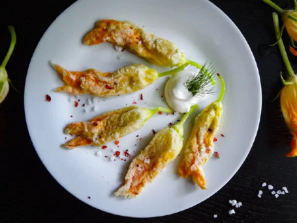 Жареные цветы кабачков (Fried Zucchini Flowers – Beignets de Fleurs de Courgette)