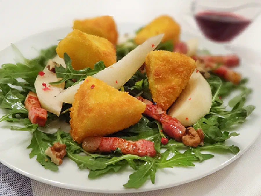 Жареный Камамбер, бекон, груши, малиновый дрессинг (Fred Camembert, Bacon, Pears Salad with Raspberry Dressing)