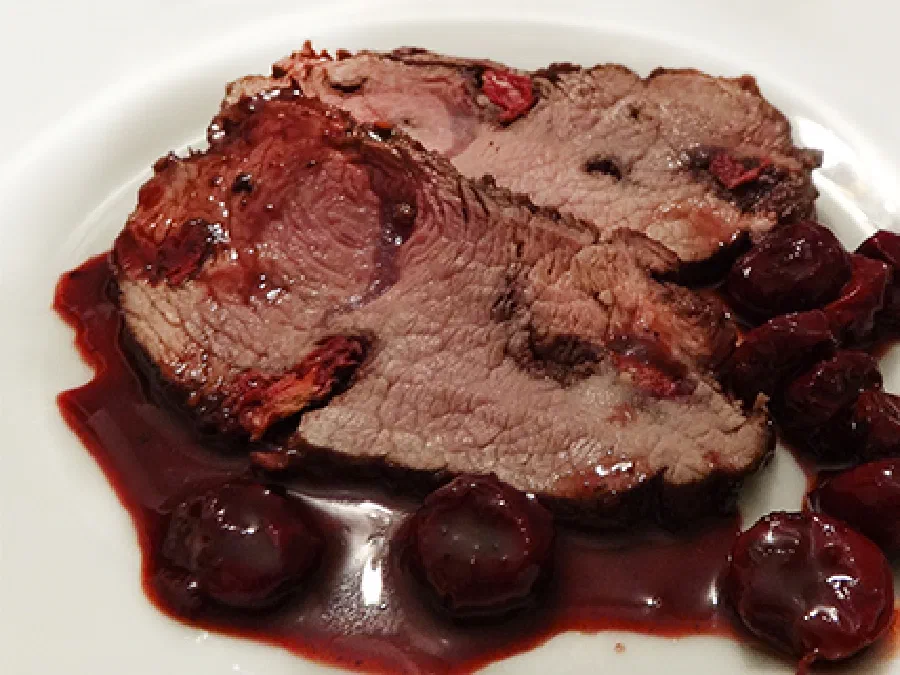 Жаркое: телятина с вишнями (Veal with Cherries)