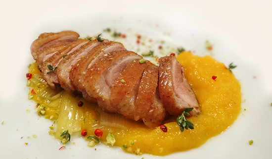 Утиная грудка с пюре из манго и пореем (Duck Breast with Mango Puree and Leek)
