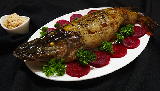Фаршированная рыба — традиционное блюдо еврейской кухни