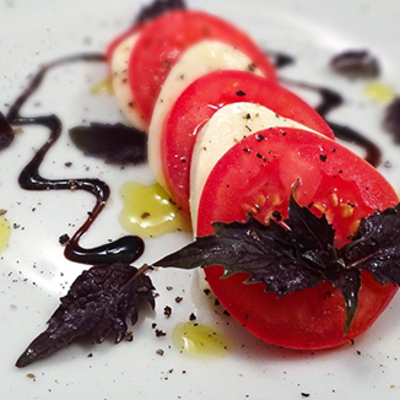 Капрезе (Caprese Salad With Purple Basil)