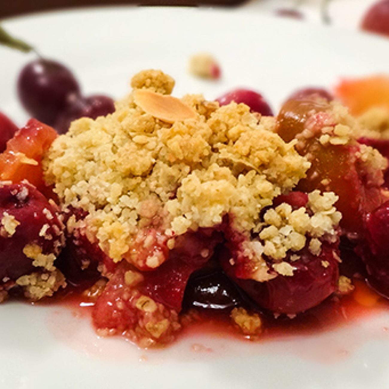 Летний крамбл (Summer Crumble with Almonds and Оatmeal)