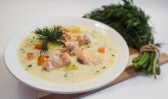 Традиционный финский сливочный суп с лососем (lohikeitto)