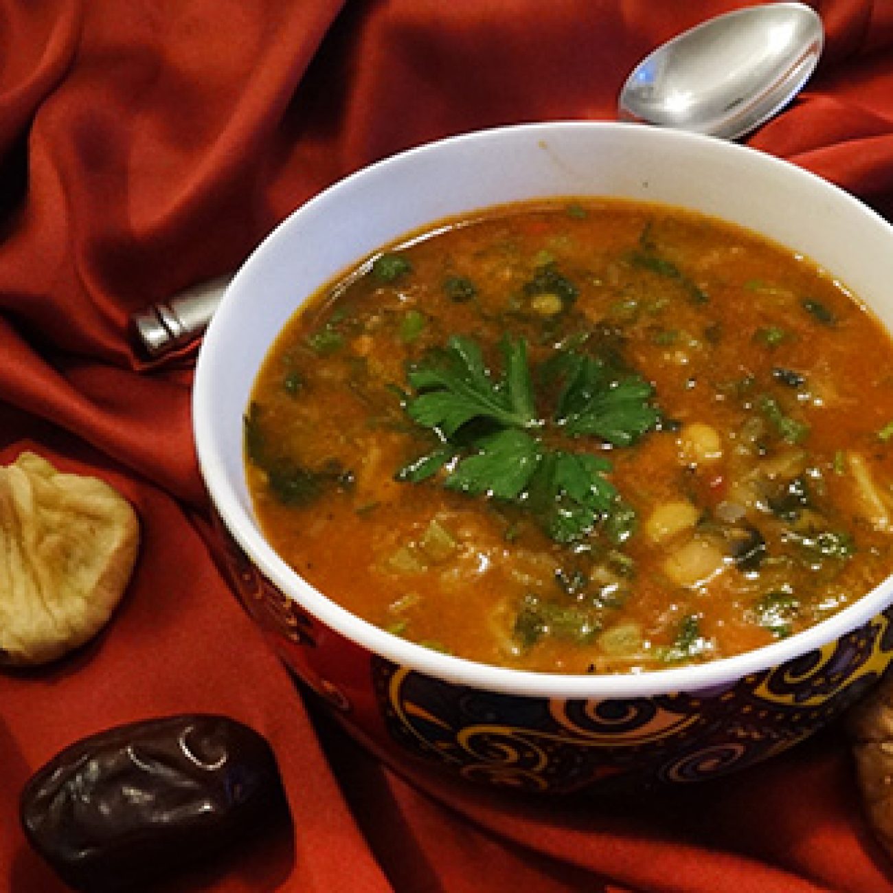 Марокканский суп с томатами, рисом, нутом, чечевицей